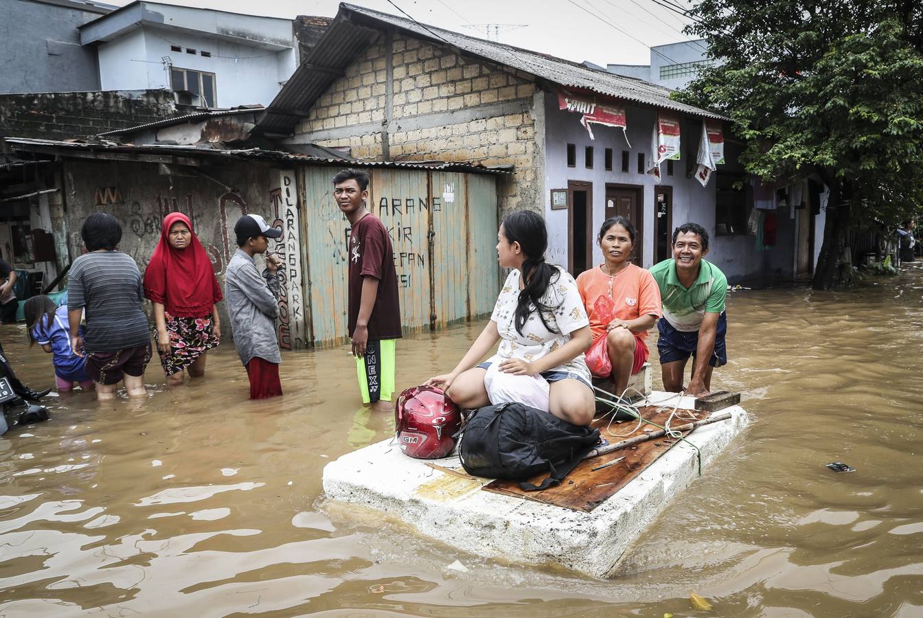 El agua inunda las calles