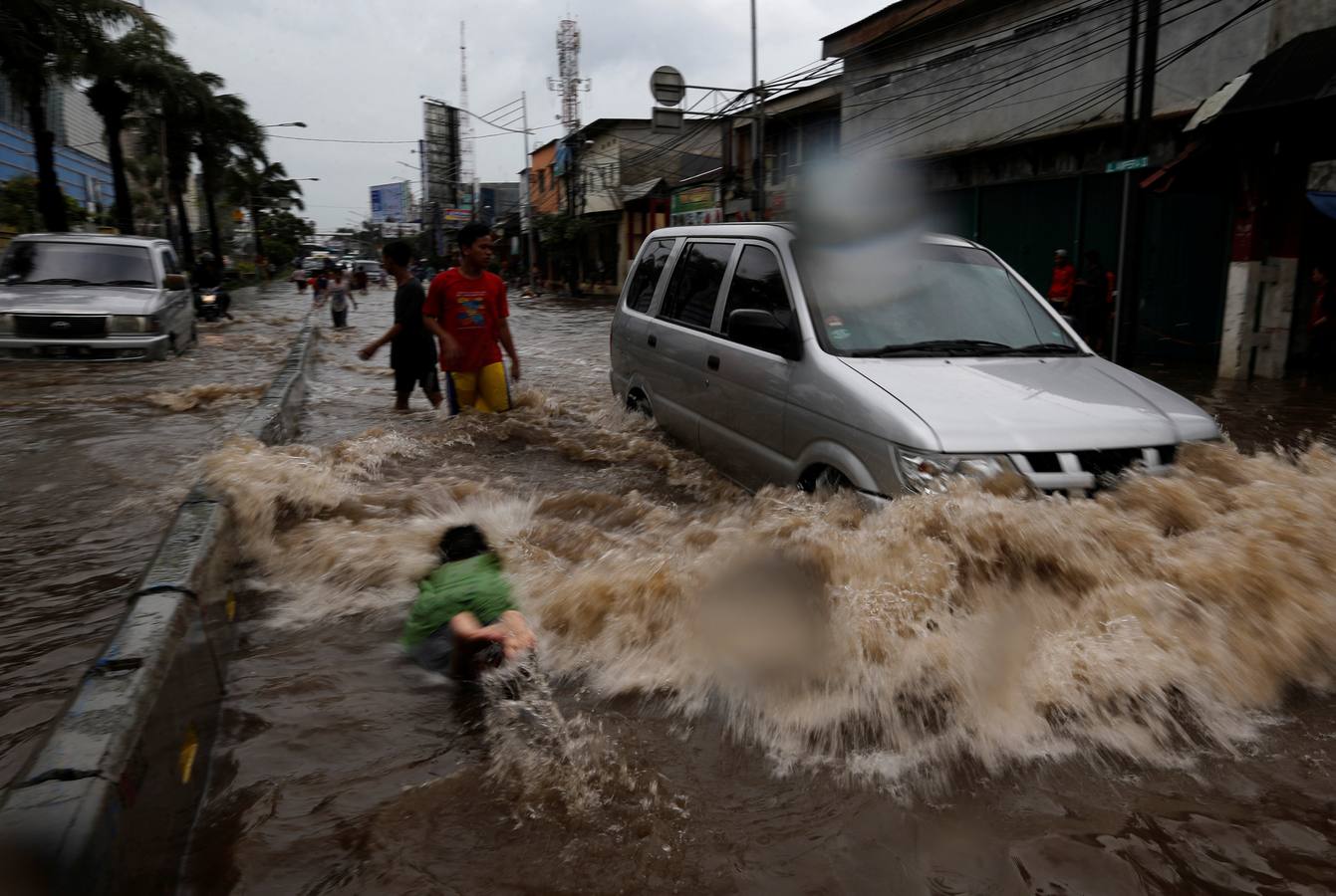 El agua inunda las calles