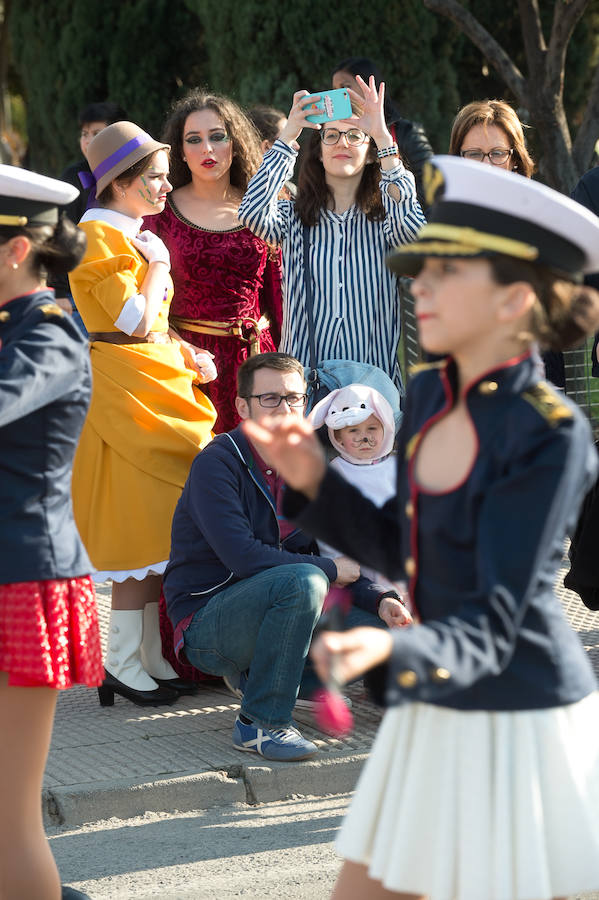 Máscaras y mucho color por las calles de Puente Tocinos