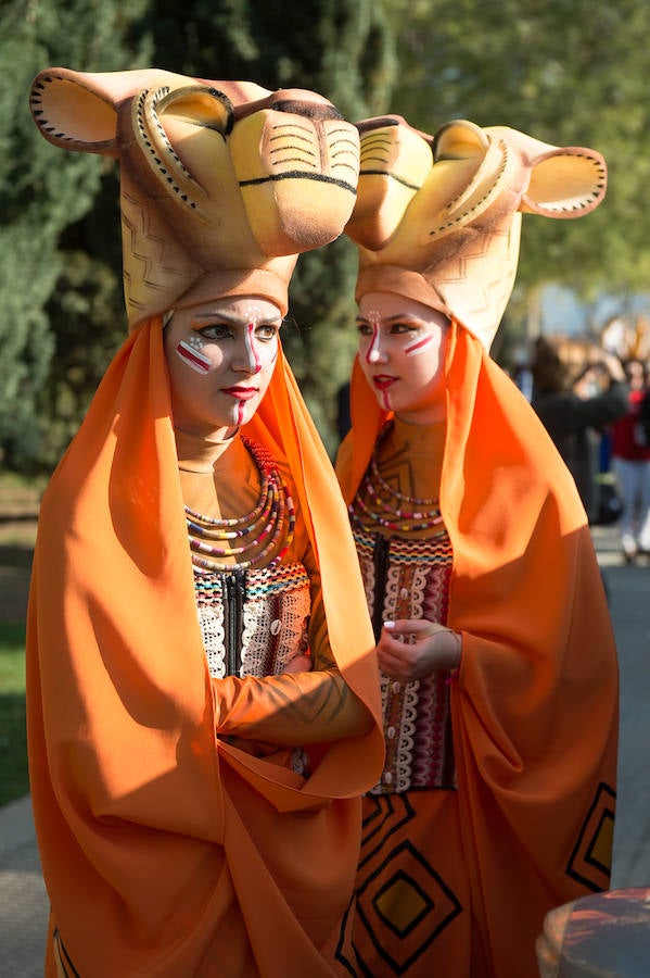 Máscaras y mucho color por las calles de Puente Tocinos