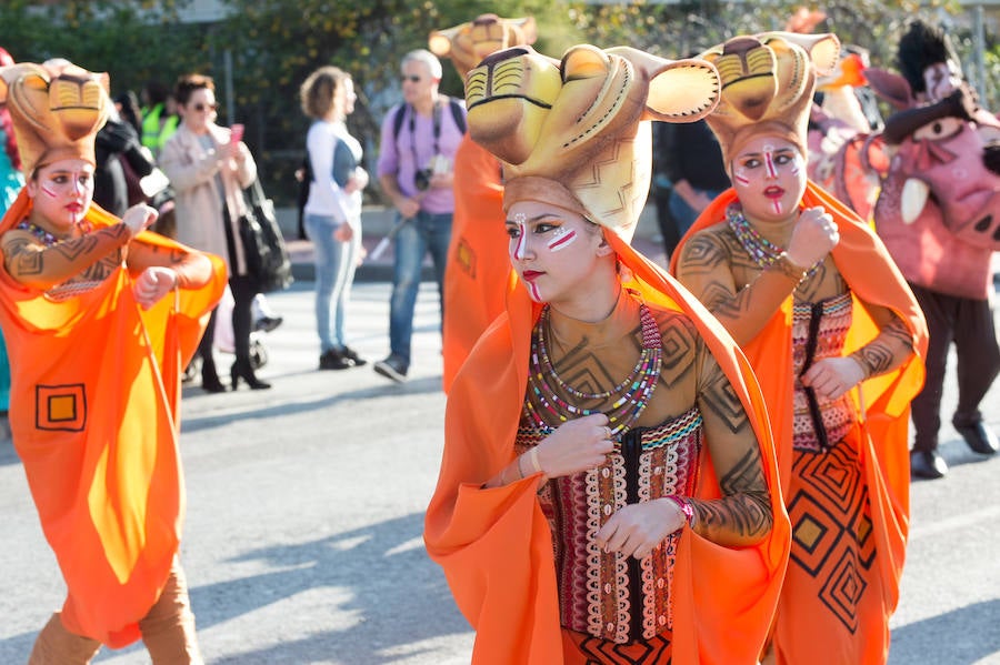 Máscaras y mucho color por las calles de Puente Tocinos