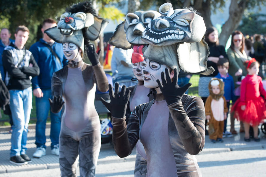 Máscaras y mucho color por las calles de Puente Tocinos