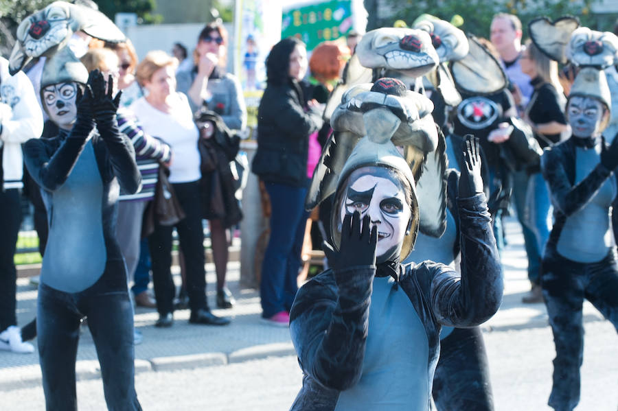 Máscaras y mucho color por las calles de Puente Tocinos