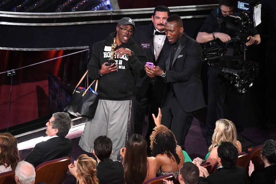 Varios turistas se hacen una autofoto con Mahershala Ali.