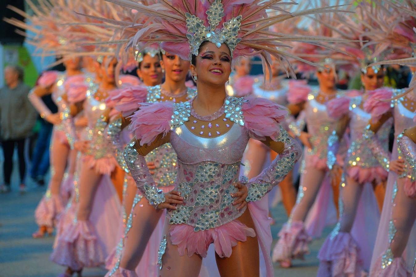 Las plumas toman las calles en el Martes de Carnaval de Águilas