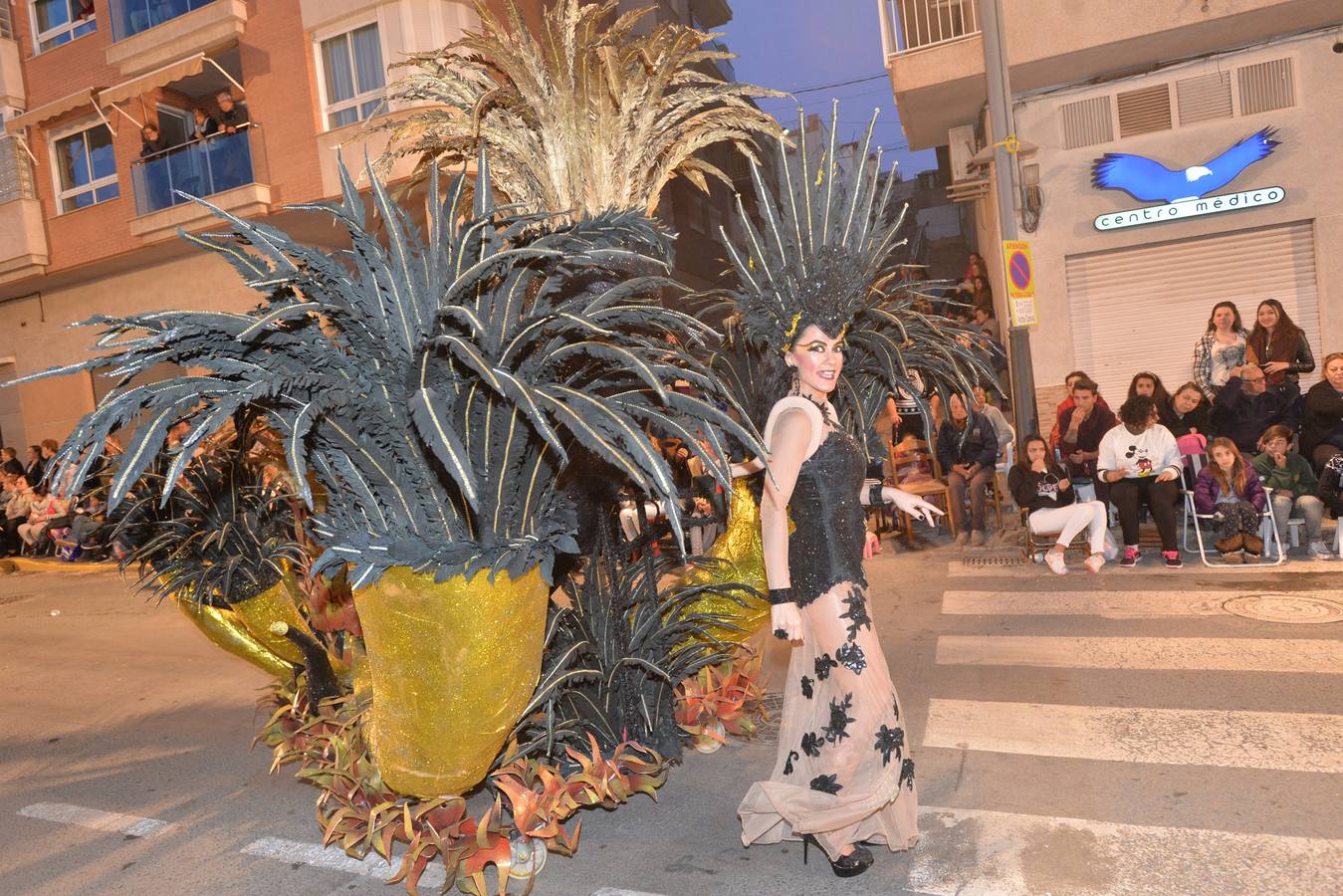 Las plumas toman las calles en el Martes de Carnaval de Águilas