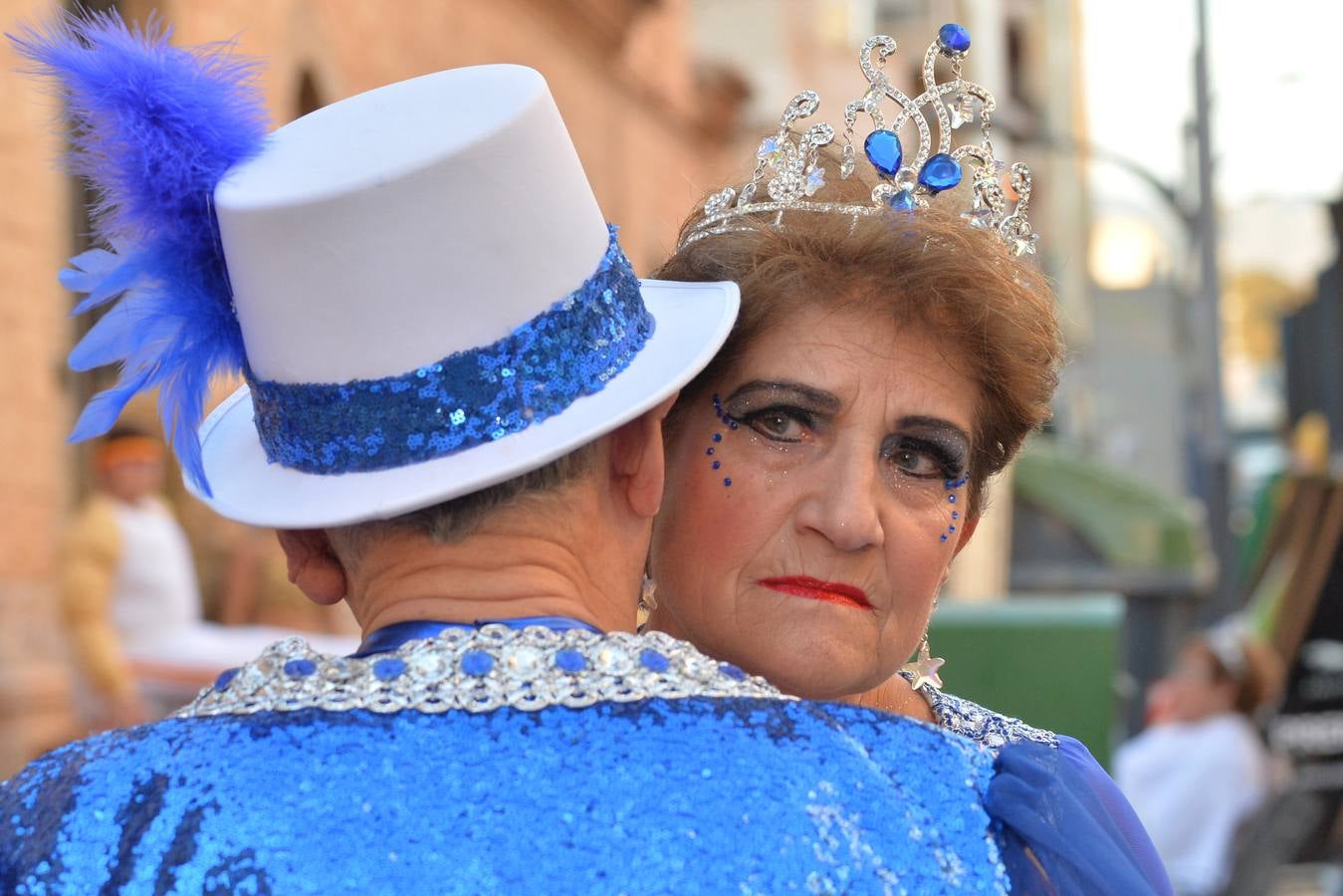 Las plumas toman las calles en el Martes de Carnaval de Águilas