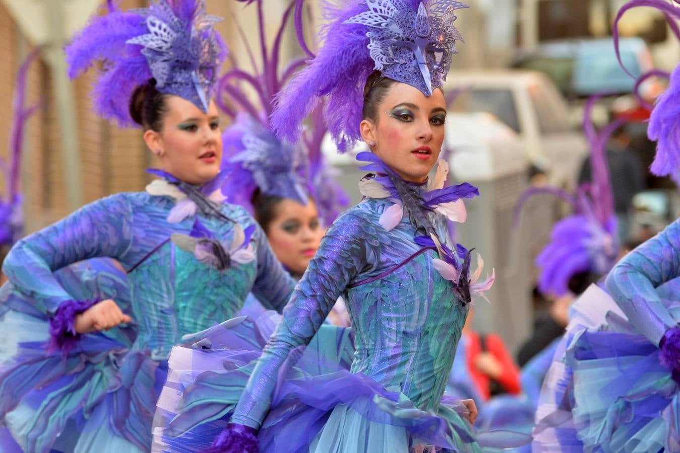 Las plumas toman las calles en el Martes de Carnaval de Águilas