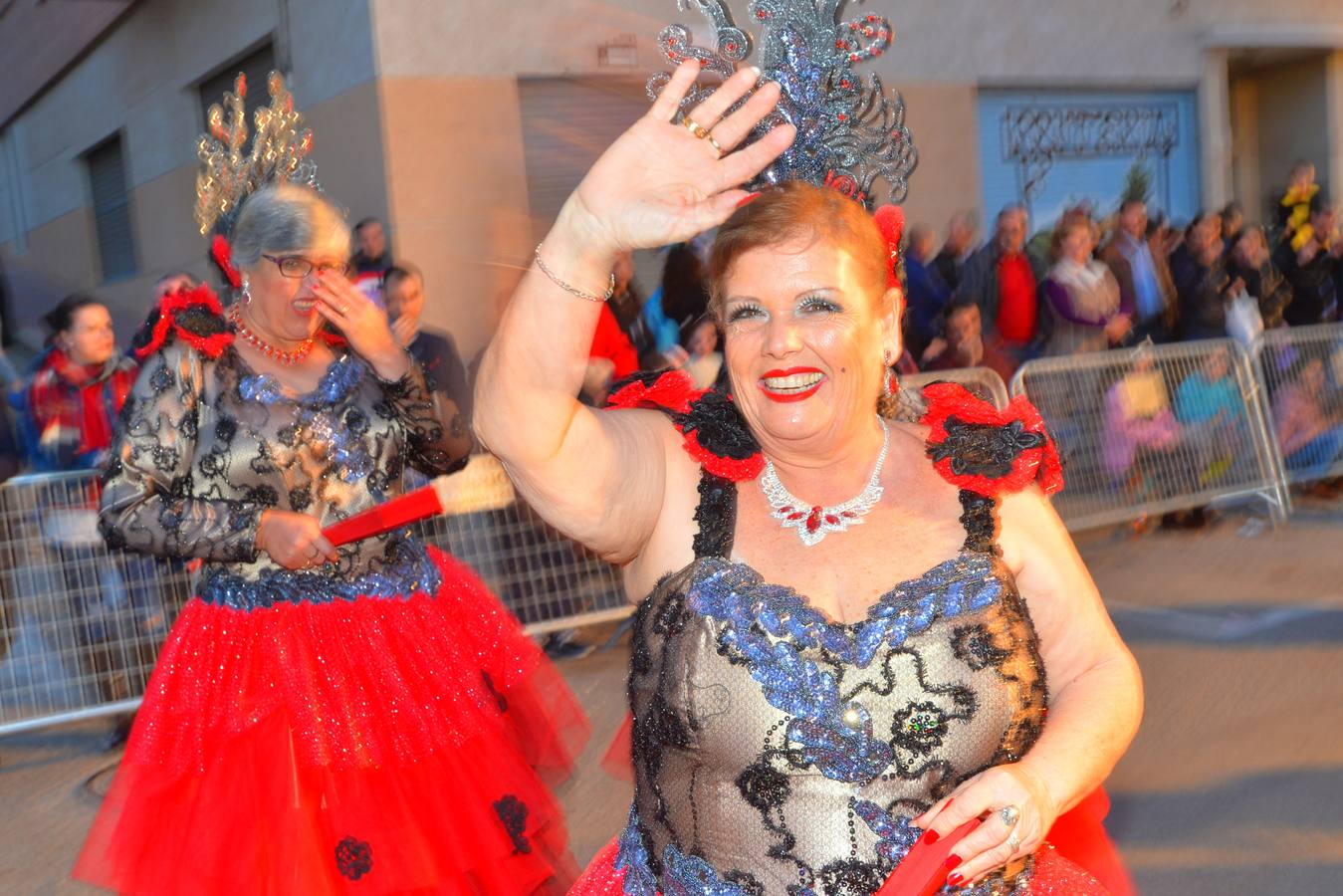 Las plumas toman las calles en el Martes de Carnaval de Águilas