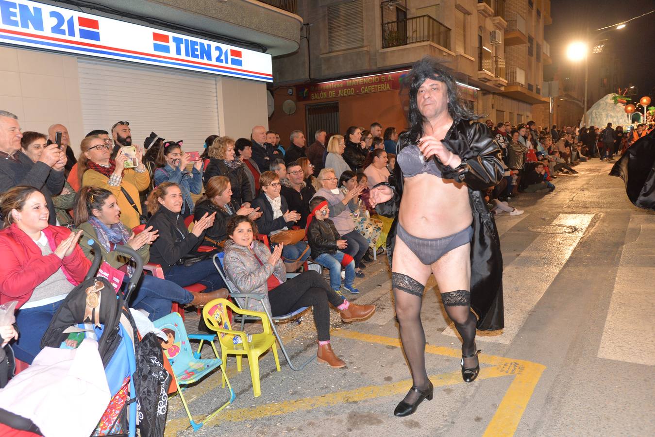 Las plumas toman las calles en el Martes de Carnaval de Águilas