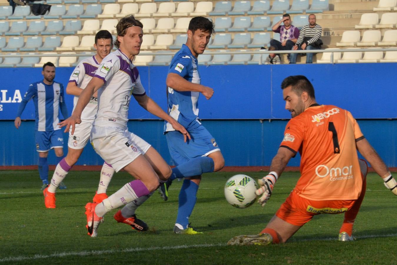 El líder despega con una remontada ante el Jaén (2-1)