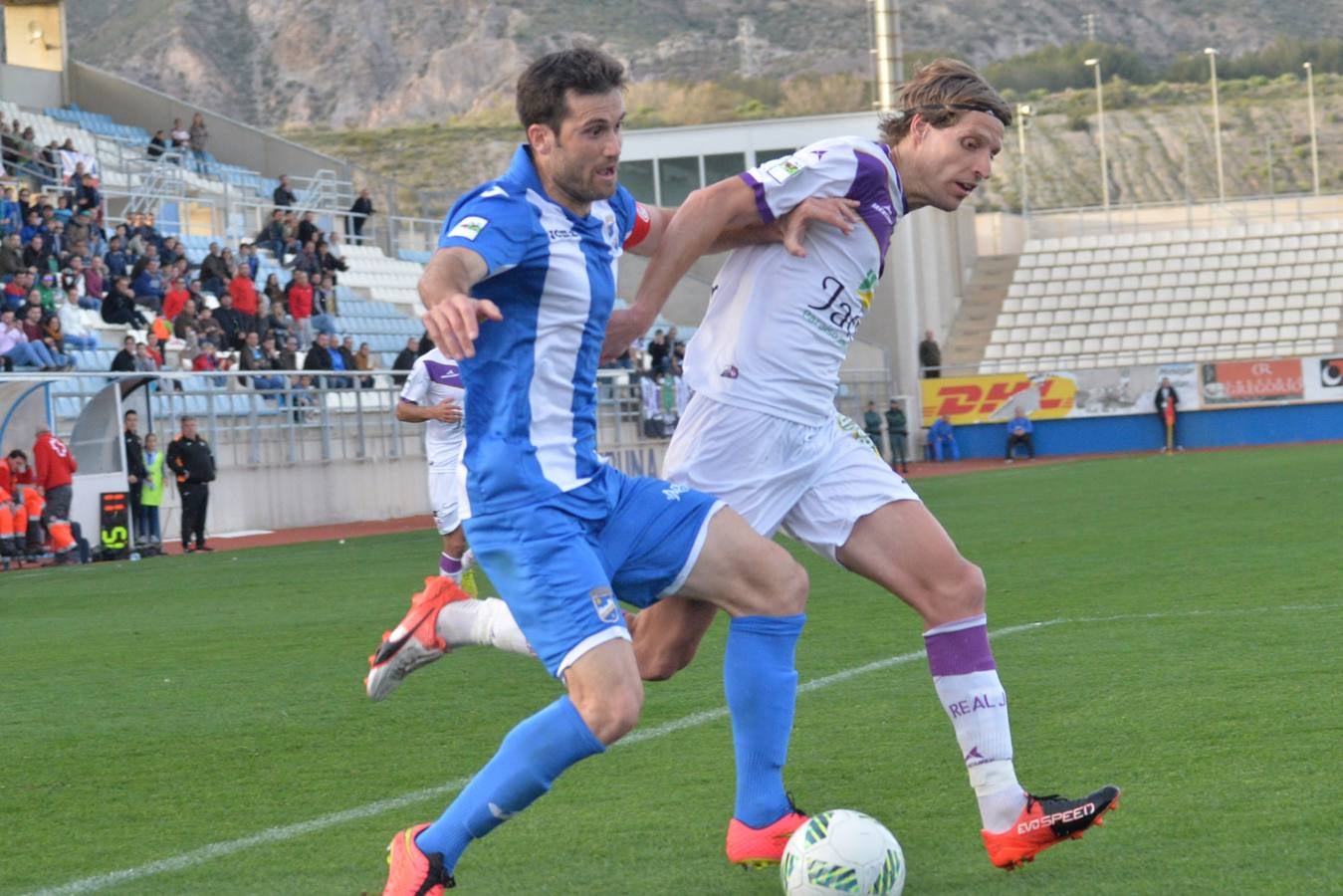 El líder despega con una remontada ante el Jaén (2-1)