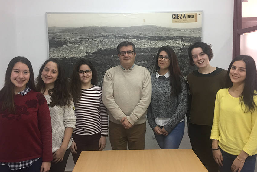 Enquêtrices. Ana Joaquina Candel, Sara Sánchez, Ángela Marín, Irene García, Raquel Zamorano, Elena Marín y su tutor, Florentín Mulas.