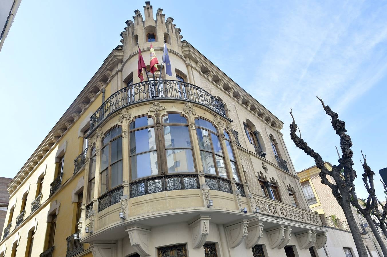 Balcón de la Casa Díaz Cassou, en la que se cuenta que se aparece la Dama de Negro.