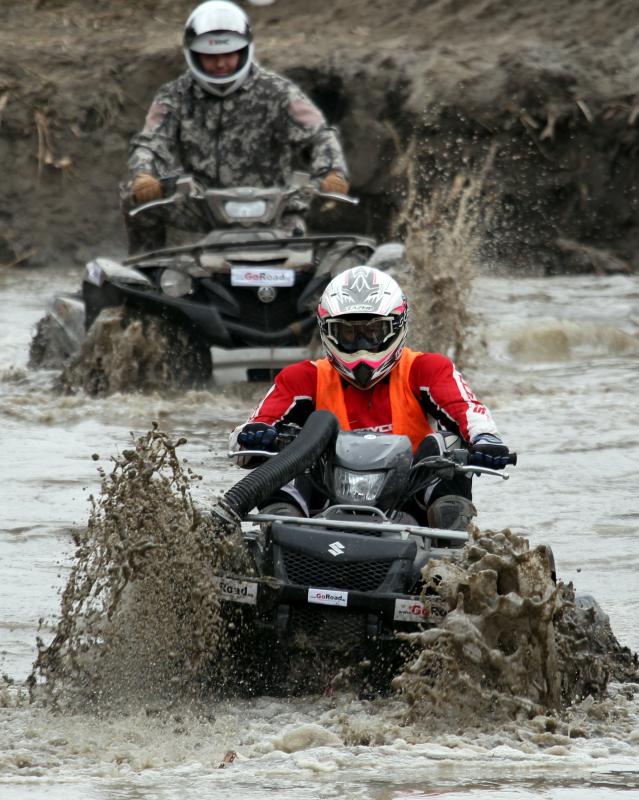 Todoterrenos y quads se bajan al fango