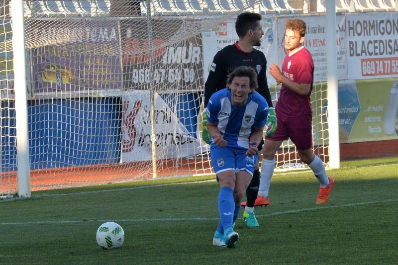 El Jumilla pone el primer puesto interesante (2-2)