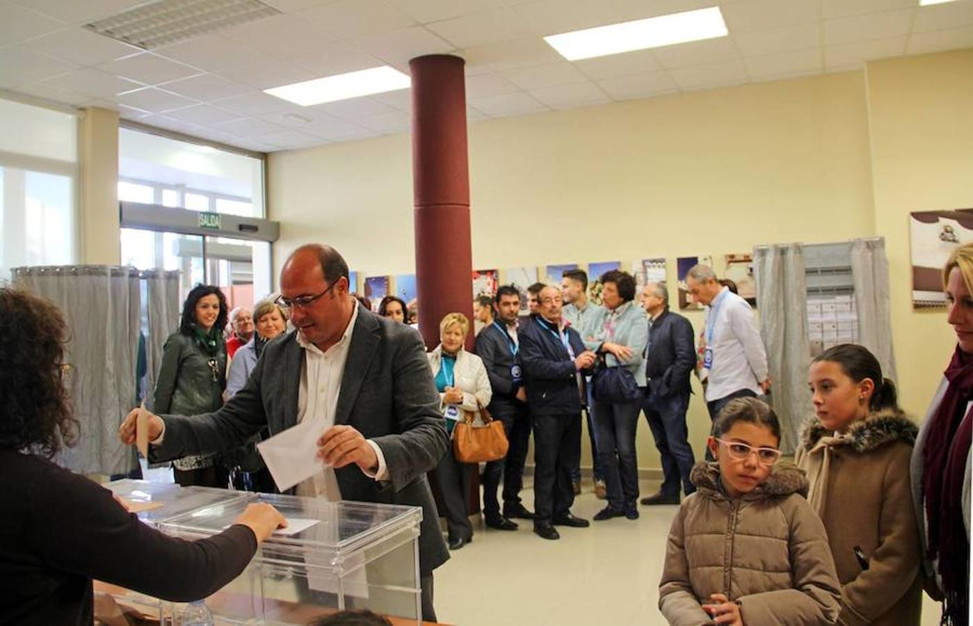 Pedro Antonio Sánchez votando en las elecciones generales 20.12.2015. El presidente del Gobierno regional, Pedro Antonio Sánchez, votó un centro de día para ancianos de Puerto Lumbreras, su localidad natal