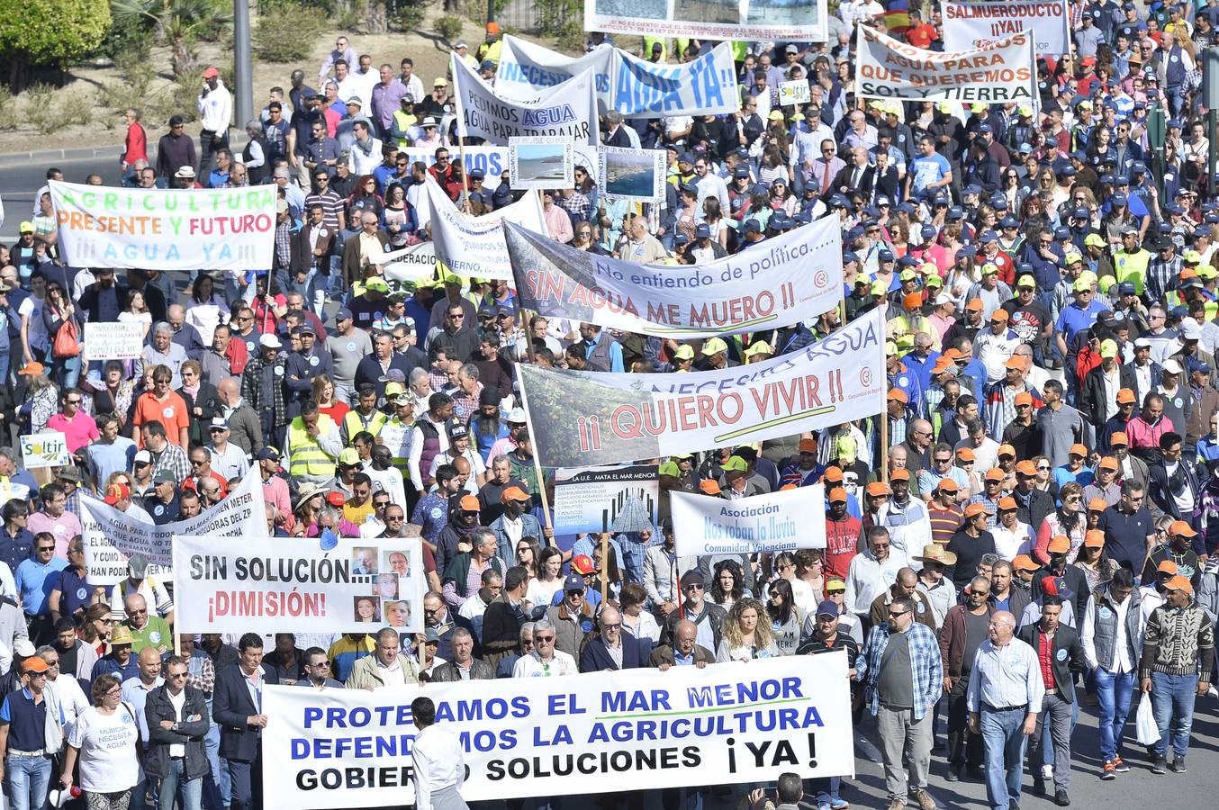 Miles de personas se manifiestan en favor del Mar Menor y la agricultura