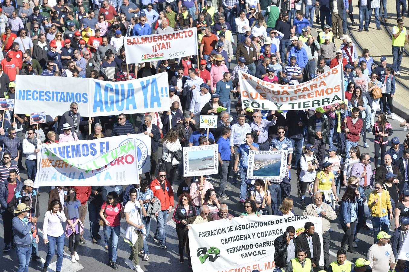 Miles de personas se manifiestan en favor del Mar Menor y la agricultura