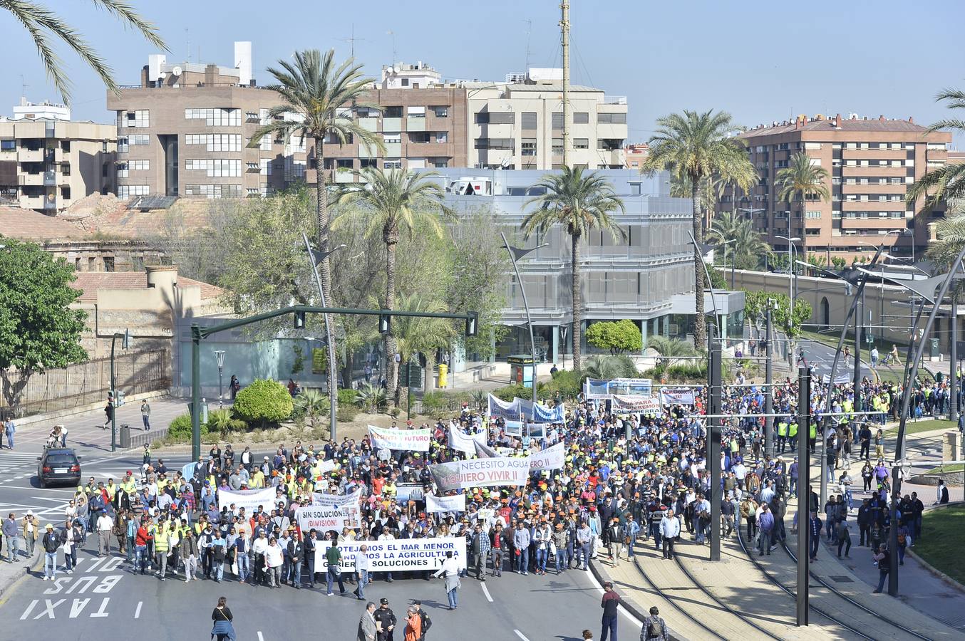 Miles de personas se manifiestan en favor del Mar Menor y la agricultura