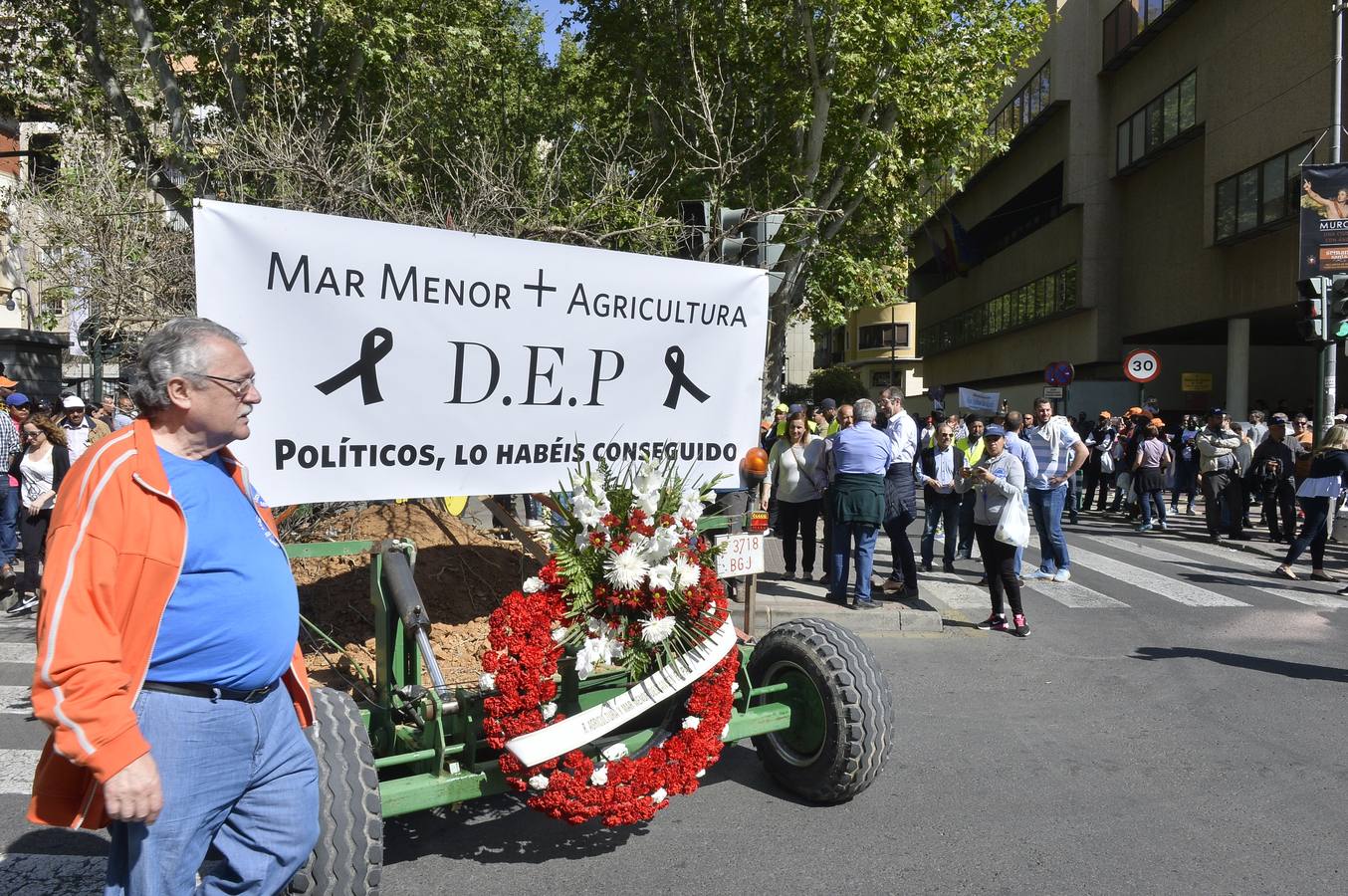 Miles de personas se manifiestan en favor del Mar Menor y la agricultura