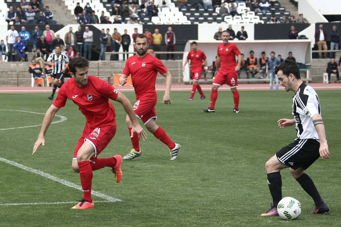 La presión le cuesta el liderato al Lorca (2-0)