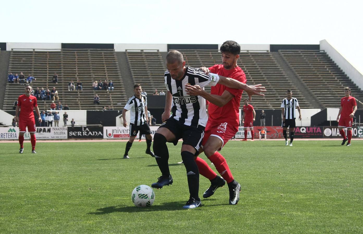 La presión le cuesta el liderato al Lorca (2-0)