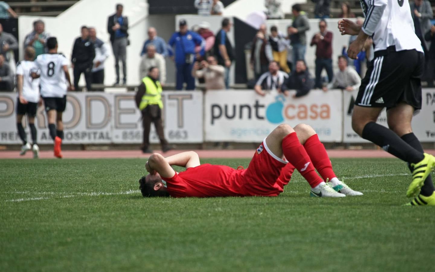 La presión le cuesta el liderato al Lorca (2-0)