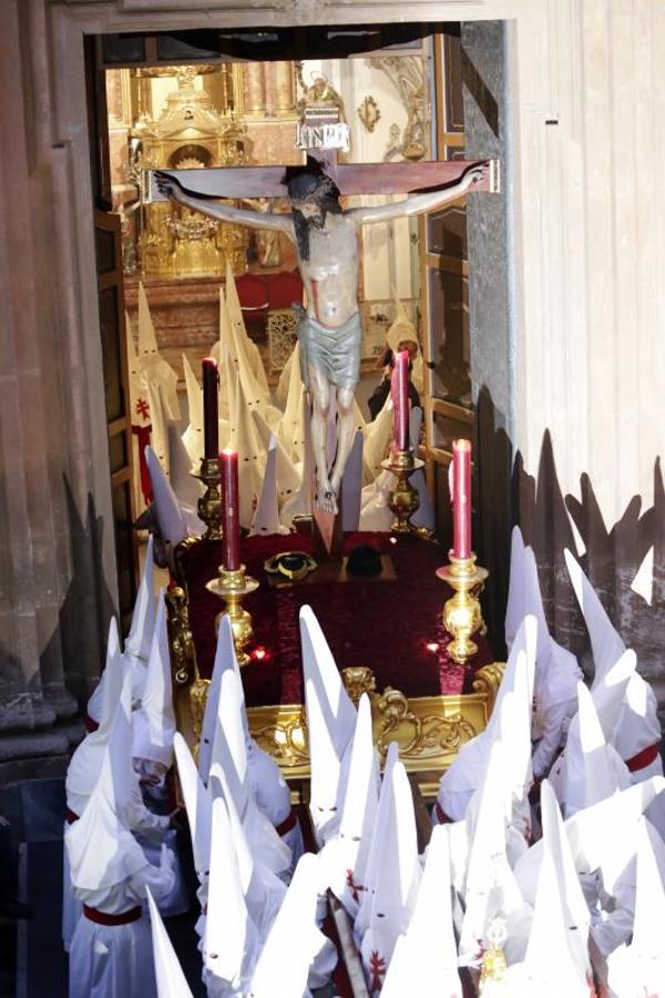 El Cristo de la Salud impone solemnidad en las calles de Murcia