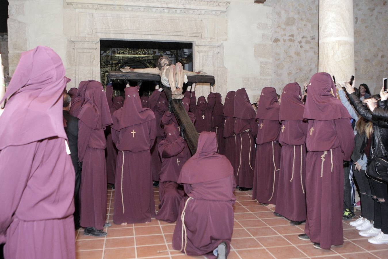 Emoción en Lorca en la bajada del Crucificado