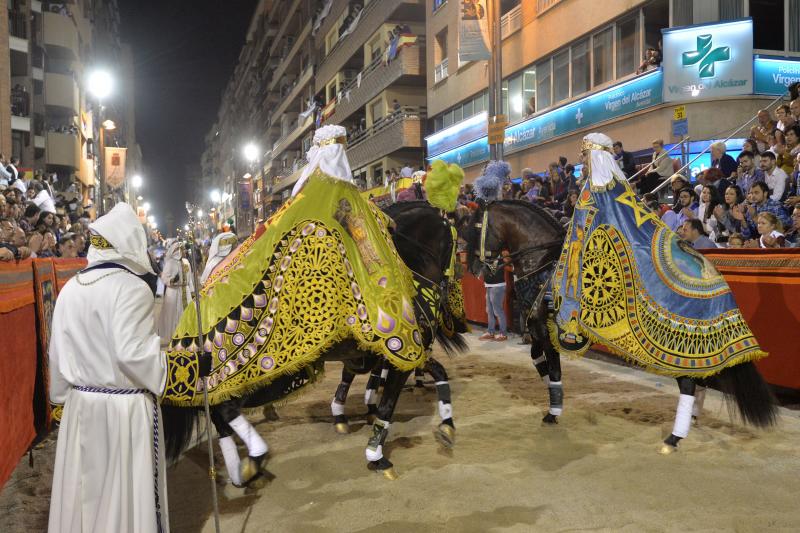 Lorca se tiñe de blanco y azul