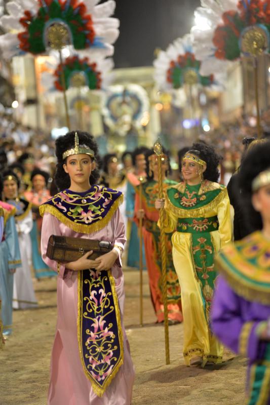 Lorca se tiñe de blanco y azul