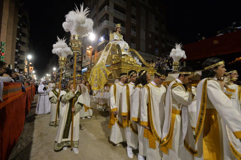 Lorca se tiñe de blanco y azul