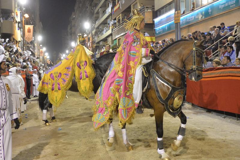 Lorca se tiñe de blanco y azul