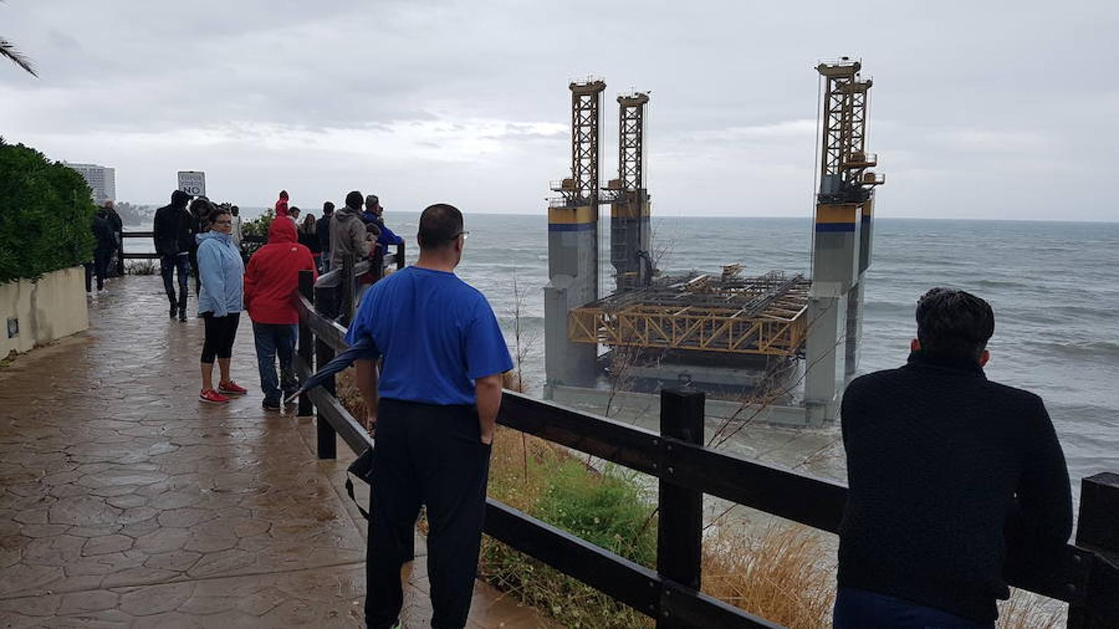 Encalla una plataforma procedente de Cartagena en la costa de Málaga