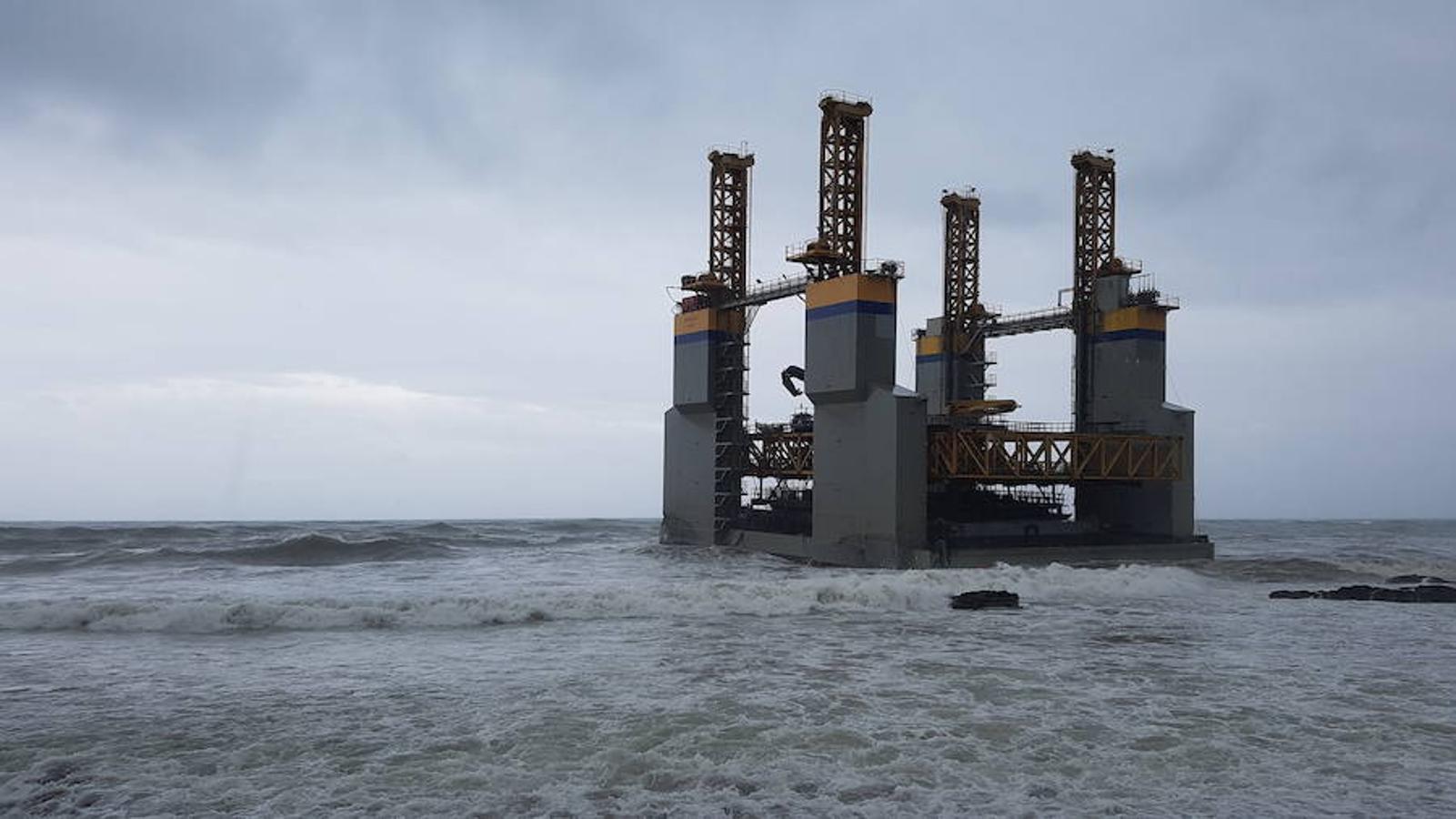 Encalla una plataforma procedente de Cartagena en la costa de Málaga