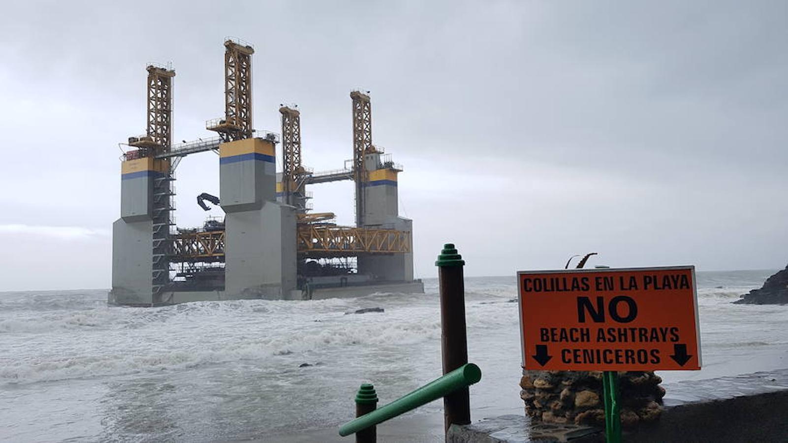 Encalla una plataforma procedente de Cartagena en la costa de Málaga