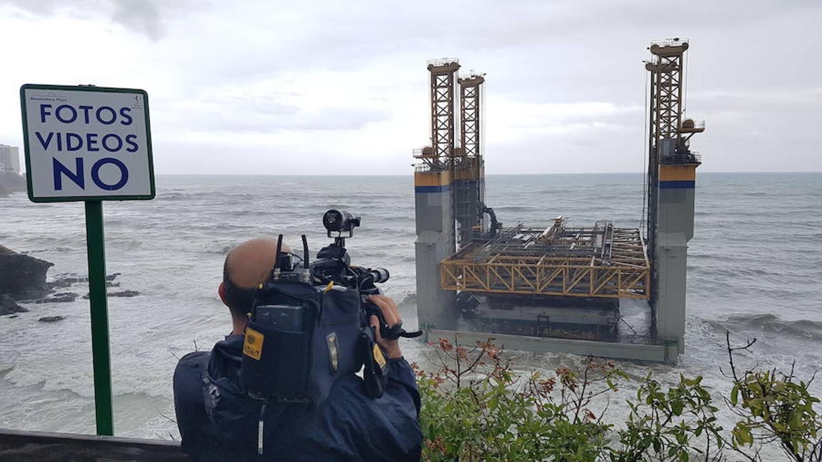 Encalla una plataforma procedente de Cartagena en la costa de Málaga