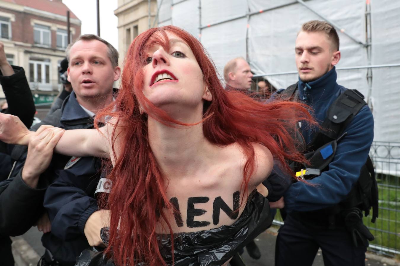 FEMEN vs Marine Le Pen