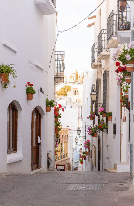 Mojácar es perfecto para desempeñar actividades acuáticas y está ubicado en una privilegiada zona paisajística, que ofrece una mezcla de naturaleza española y africana. 