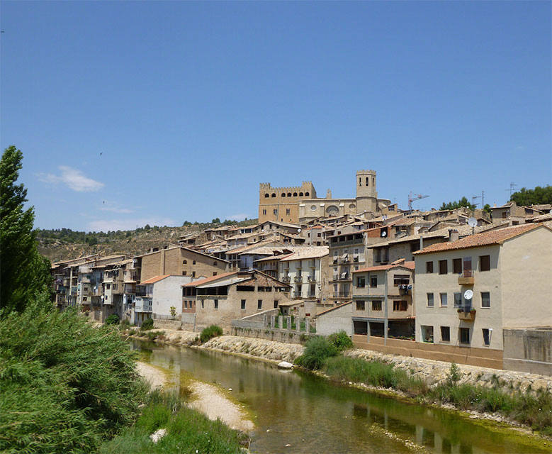 El pintoresco pueblo de Valderrobres es el lugar ideal para visitar si lo que queremos es conocer la comarca del Matarraña, un paraíso natural y patrimonial menos explotado por el turista, lo que nos proporciona un plus de tranquilidad para pasar las vacaciones en familia.