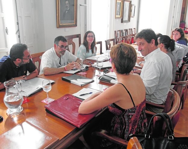 Antonio García, a la derecha, ayer en el Palacio Consistorial, frente a López y Castejón. 