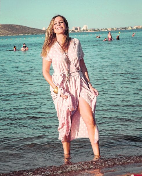 Rosa Manrubia, en la playa de Islas Menores (Cartagena).