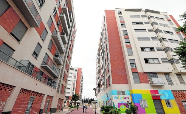 Una de las calles de la urbanización Joven Futura, ayer, a unos metros de la zona que quieren convertir en parque metropolitano. 