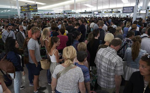 Las colas en los controles de seguridad de El Prat.