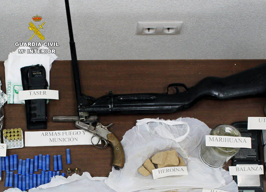 La Guardia Civil ha detenido a los tres integrantes del grupo delictivo a los que se les ha incautado en los registros gran cantidad de distintos tipos de drogas y fármacos, armas de fuego y blancas