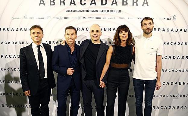 El reparto de 'Abracadabra' junto al director Pablo Berger (c).