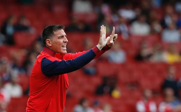 Berizzo da instrucciones durante un amistoso del Sevilla. 