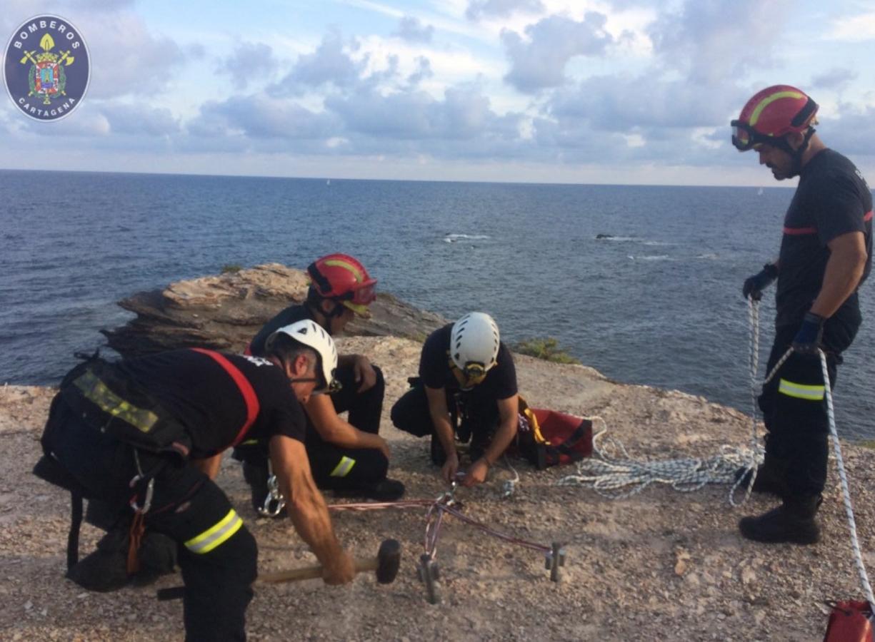 Uno de los auxiliados por los bomberos, de 17 años de edad, se quedó bloqueado durante el descenso a la cala