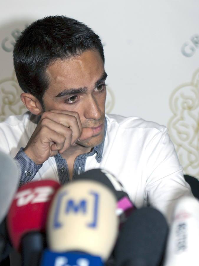 Contador en rueda de prensa explicando los motivos de su suspensión por dopaje 